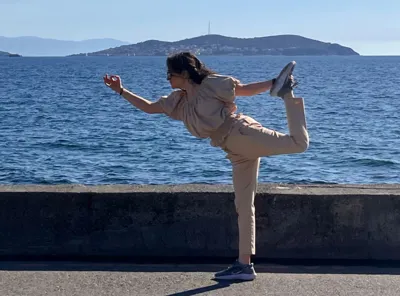 رقصنده | Natarajasana

‌ این آسانا: &nbsp;تعادل و تمرکز را تقویت می‌کند. &nbsp;عضلات پا، باسن و میان‌تنه (Core) را قوی‌تر می‌کند. &nbsp;انعطاف ران، لگن، شانه‌ها و قفسه سینه را افزایش می‌دهد. &nbsp;با باز کردن جلوی بدن و کشش ستون فقرات، به بهبود وضعیت بدن (Posture) کمک می‌کند. * هماهنگی بین ذهن و بدن را افزایش داده و حس اعتمادبه‌نفس و حضور در لحظه را تقویت می‌کند