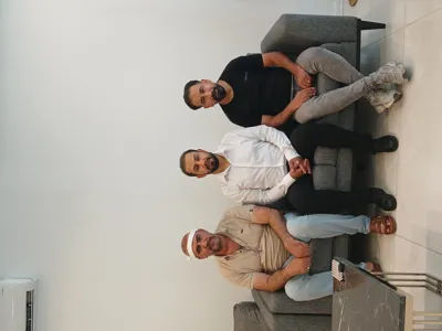 طبيب التجميل يختص بتحسين الشكل الخارجي :
🧑🦲 زراعة الشعر
حل لمشكلة الصلع أو تساقط الشعر، حيث يتم نقل بصيلات الشعر من مناطق كثيفة إلى مناطق خفيفة.
🏥 شد الوجه والجسم
للتخلص من الترهلات الناتجة عن العمر أو فقدان الوزن.
🩺 إجراءات تجميلية أخرى
مثل تصغير الأذن، تجميل الذقن، أو تصحيح آثار الجروح والحروق.
👨⚕️ دور طبيب التجميل مو بس تحسين الشكل، بل أيضاً تقييم الحالة الصحية، اختيار الإجراء المناسب، وضمان السلامة والنتائج الطبيعية قدر الإمكان.
🤝 أبو يعقوب السوداني يكون معك خطوة بخطوة، يترجم لك كل التفاصيل بينك وبين الطبيب، حتى تفهم المخاطر، النتائج، وفترة التعافي بشكل واضح قبل أي قرار.
☎️لتواصل عبر الواتساب:
📞 ٠٠٩٨٩٣٧٦٧٩١٢٣١
📞 ٠٠٩٨٩١٥٨٢٩٥٧٦٢